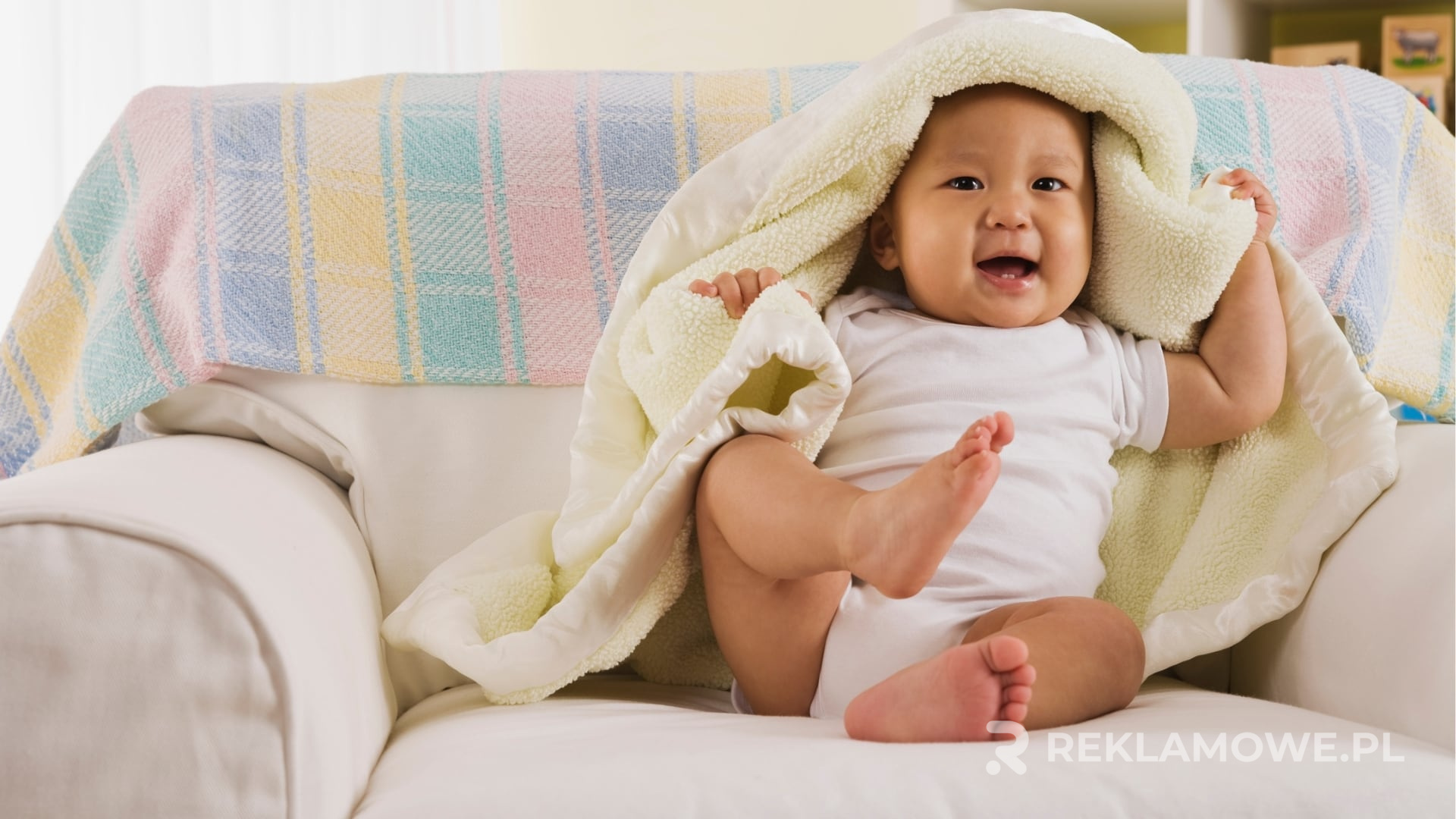 Ekologiczne koce reklamowe dla zrównoważonej promocji Ekologiczny koc reklamowy rozłożony w naturalnym otoczeniu.