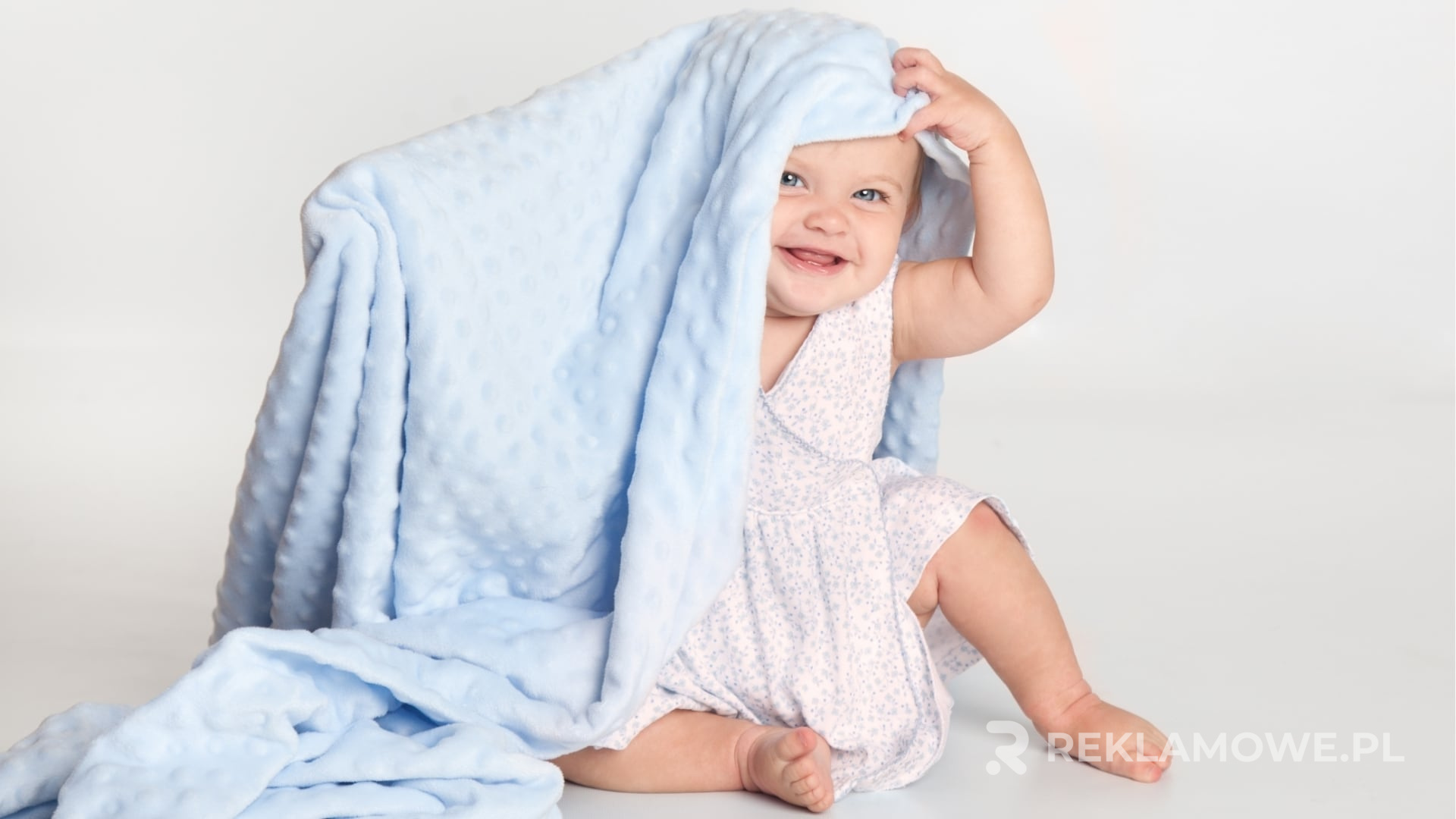 Koc reklamowy używany w kreatywnej kampanii marketingowej