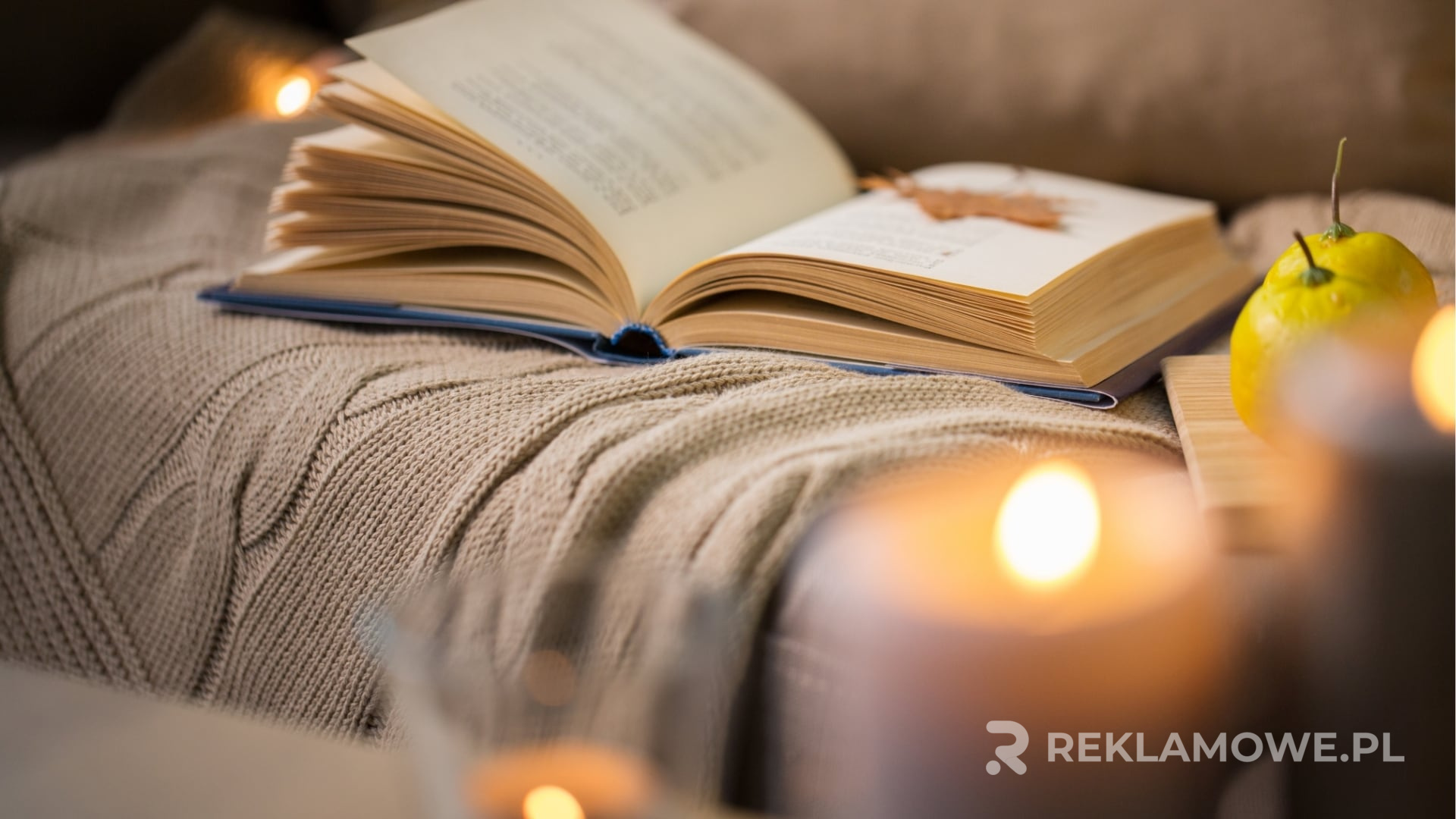 Koc reklamowy jako atrakcyjny gadżet na targach Koc reklamowy wyeksponowany na targach branżowych