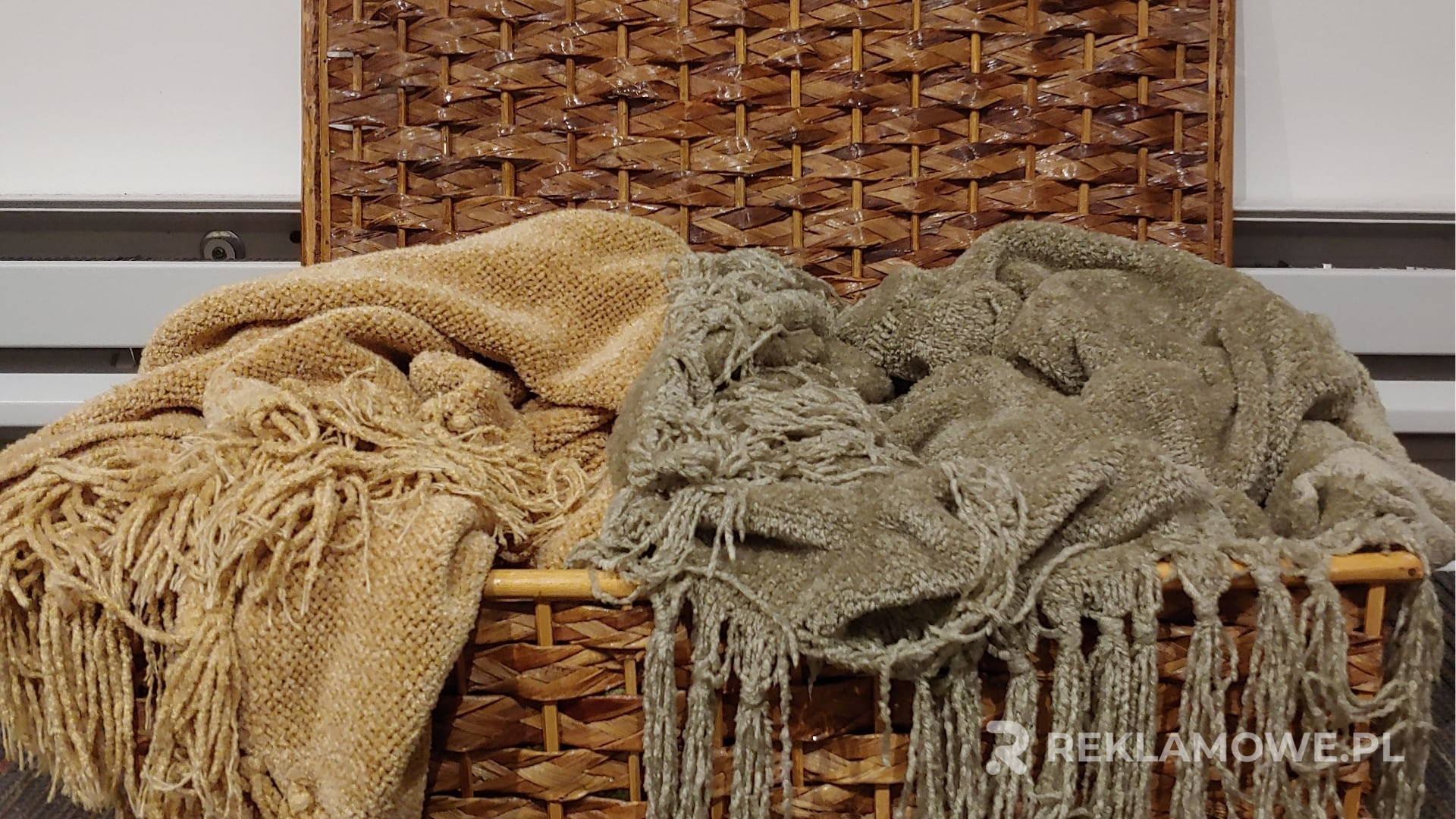 Koc reklamowy z logo firmy na tle eleganckiego biura