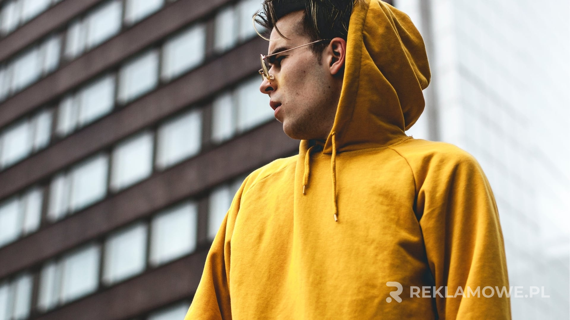 Elegancki koc reklamowy jako luksusowy prezent firmowy