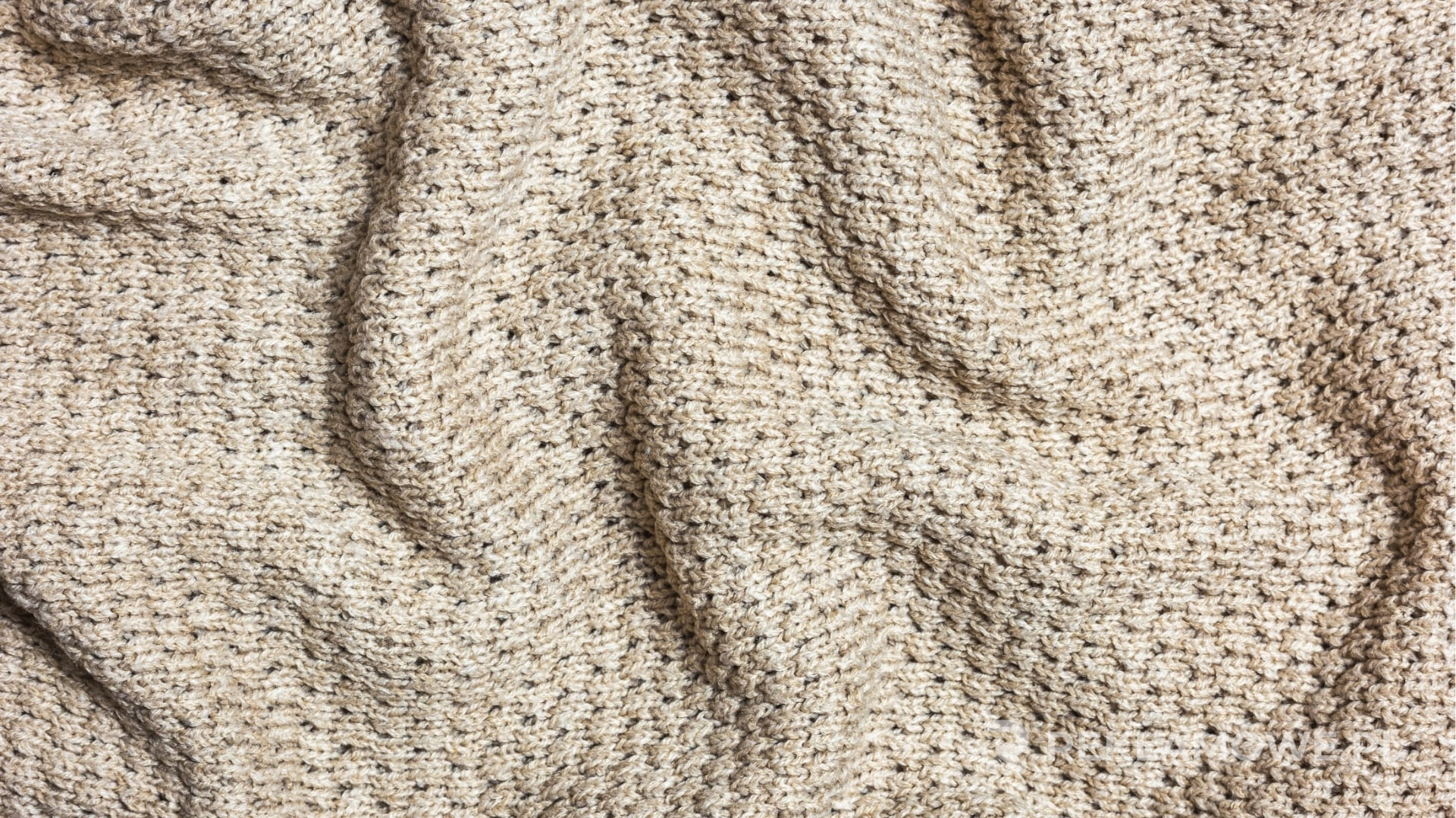 Kolorowy bilbord reklamowy na tle miejskich budynków