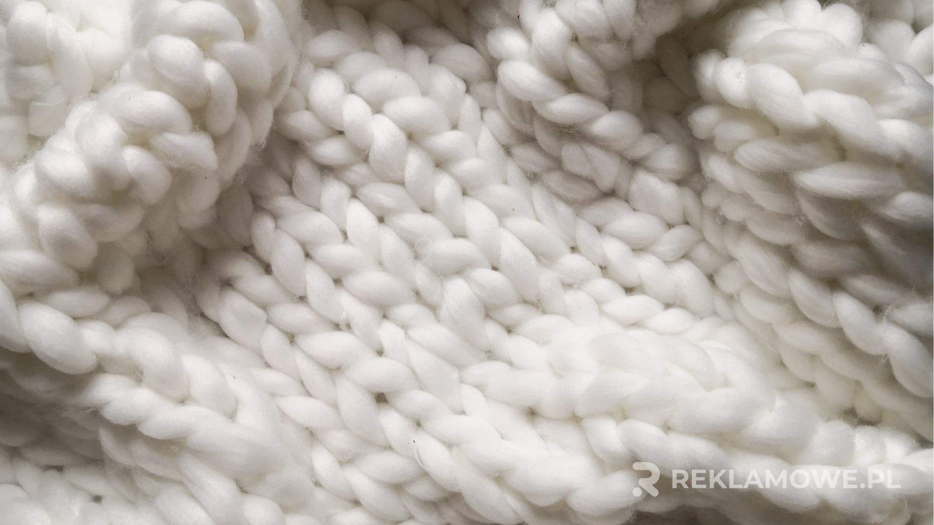 Koc reklamowy promujący markę