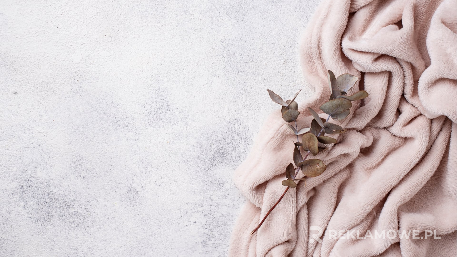 Koce reklamowe ułożone estetycznie na stojaku